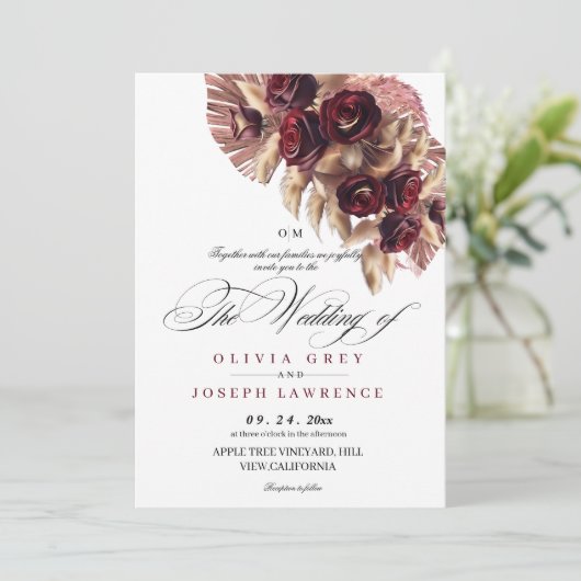Invitation Elégant Boho Bourgogne Rose or Mariage floral (Debout devant)