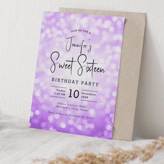 Invitation Elégant Bokeh moderne Script Sweet 16 violet
