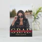 Invitation Élégant Chic Bourgogne et or Photo Graduation (Debout devant)