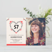 Invitation Elégant coeur floral rouge pour son 57e anniversai (Debout devant)