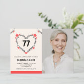 Invitation Elégant Coeur Floral Rouge pour son 77e anniversai (Debout devant)