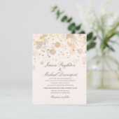Invitation Élégant Confettis Dorés Mariage Script Romantique (Debout devant)