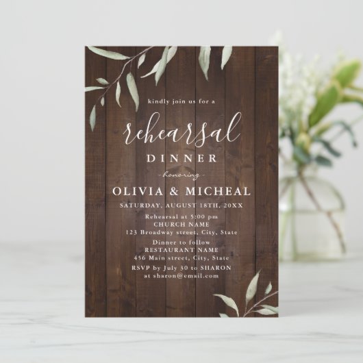 Invitation Élégant dîner de répétition rustique en bois vert (Debout devant)