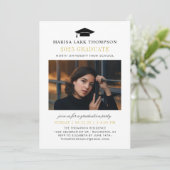 Invitation Élégant Diplômé noir et or Photo Graduate (Debout devant)