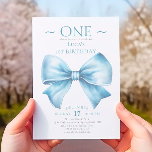 Invitation Elégant Dusty Blue Bow Premier garçon Anniversaire