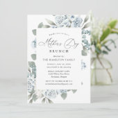 Invitation Elégant Dusty Blue Floral Fête des Mères Brunch (Debout devant)
