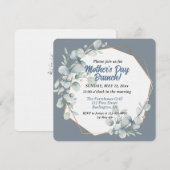 Invitation Elégant Dusty Blue Floral Fête des Mères Brunch (Devant / Derrière)