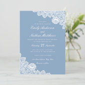 Invitation Elégant Dusty Blue Lace blanche (Debout devant)