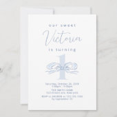 Invitation Elégant Dusty Blue Main Draw Bow 1er anniversaire (Devant)