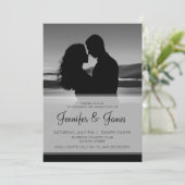 Invitation Élégant Fiançailles photo noir et blanc (Debout devant)