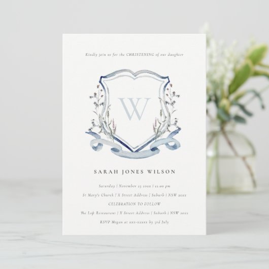 Invitation Élégant Fleur sauvage Bleu Monogram Crest Christen (Debout devant)