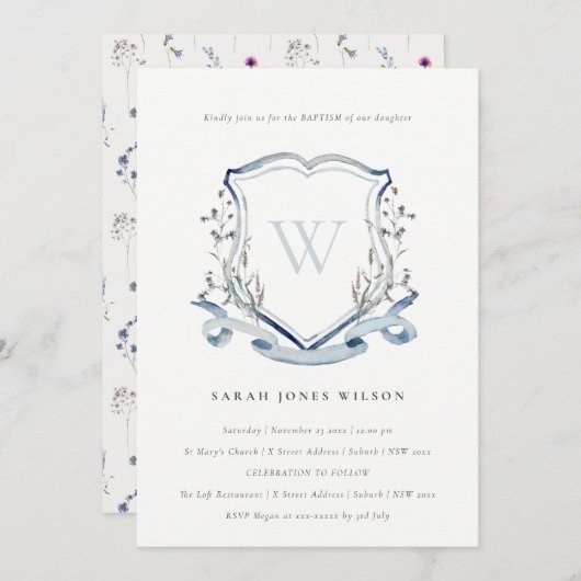 Invitation Élégant Fleur sauvage Bleu Monogramme Crest Baptêm (Devant / Derrière)