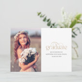 Invitation Élégant Gold Graduate Typographie 2025 Graduation (Debout devant)