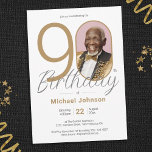 Invitation Elégant Gold Photo 90th Birthday Party<br><div class="desc">Elégante Gold Photo 90th Birthday Party Invitation. Elevez votre célébration de jalon avec une conception d'invitation qui incarne une élégance sobre et un minimalisme chic. Notre thème noir et or exhale le raffinement, créant une atmosphère raffinée pour votre journée spéciale. La fonction photo personnalisée ajoute une touche personnalisée, assurant que...</div>