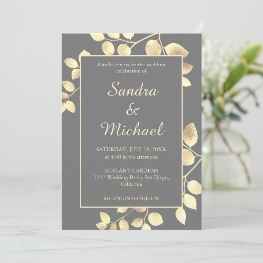 Invitation Élégant gris feuille doré (Debout devant)