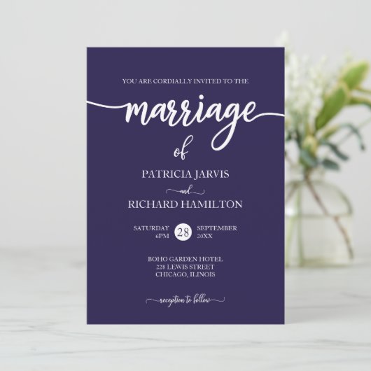 Invitation Élégant Mariage bleu marine Script (Debout devant)