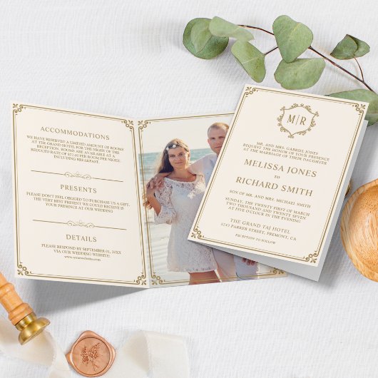 Invitation Élégant Mariage Classique Crème et Or Monogramme