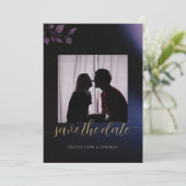 Invitation Élégant mariage floral violet moody Enregistrer la (Debout devant)