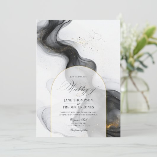 Invitation Élégant Mariage noir et or en marbre d'encre (Debout devant)