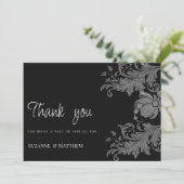 Invitation Elégant Merci en dentelle florale noir et blanc (Debout devant)