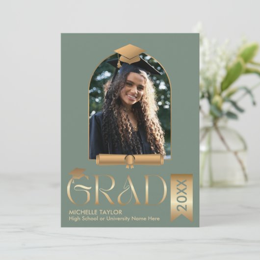 Invitation Elégant Moderne Design Photo sage Vert Graduation (Debout devant)