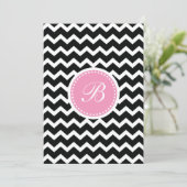 Invitation Élégant monogramme Chevron rose et noir (Debout devant)