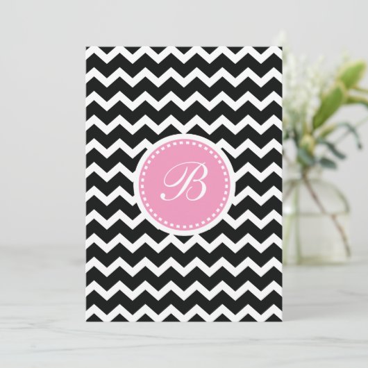 Invitation Élégant monogramme Chevron rose et noir (Debout devant)