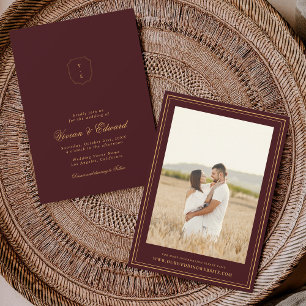 Invitation Élégant Monogramme Crête Mariage Bordeaux et Or