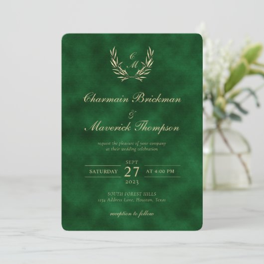 Invitation Élégant Monogramme de couronne velours vert Mariag (Debout devant)