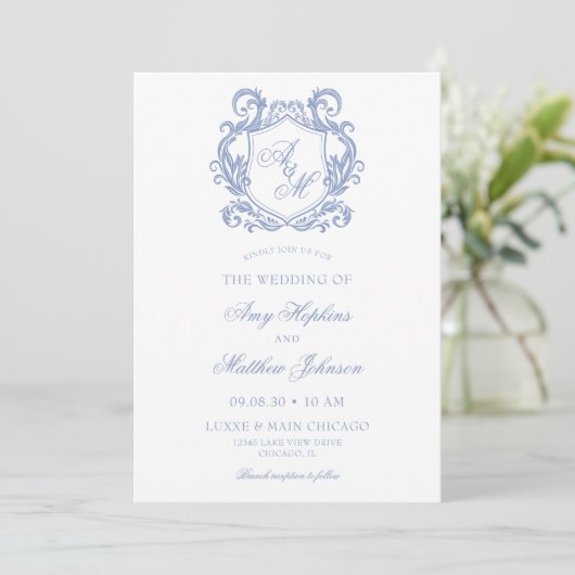 Invitation Élégant Monogramme Dusty Blue Crest Mariage (Debout devant)