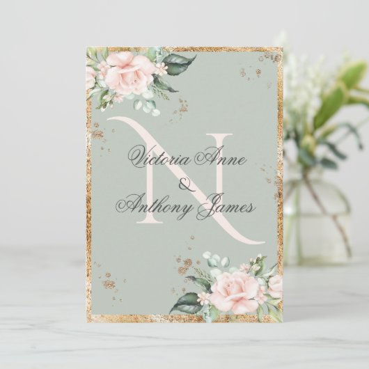 Invitation Élégant Monogramme Floral Sage initial Mariage or (Debout devant)