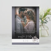 Invitation Élégant monogramme minimaliste calligraphie grise (Debout devant)