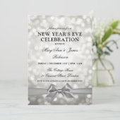 Invitation Elegant New Years Eve Silver Bokeh Lights Bow (Debout devant)