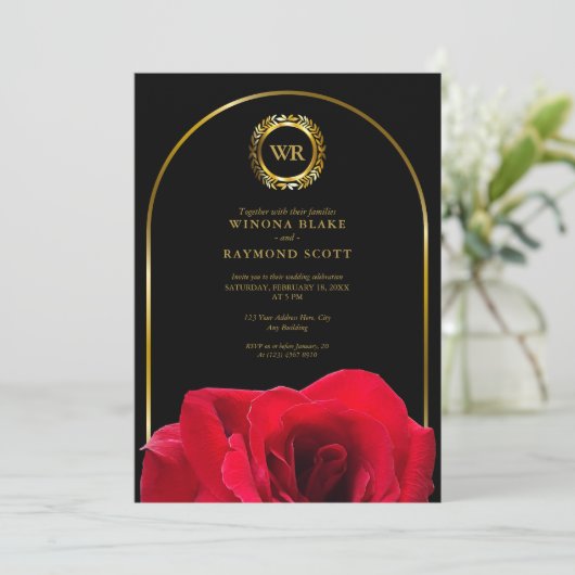 Invitation Élégant Noir et Rouge Or Laurel Initiales (Debout devant)