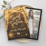 Invitation Élégant or String lumières Photo Sweet 16<br><div class="desc">Elégant Sweet sixteen Anniversaire modèle d'invitation à la fête avec Gold Sparkle String Lights motif,  personnalisé Photo & script de typographie moderne.</div>