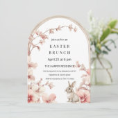 Invitation Elégant Pastel Rose & Blanc Arc Floral Pâques (Debout devant)