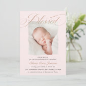 Invitation Élégant Pastel Rose Dusty Script Baptême Photo Dan (Debout devant)