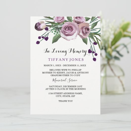 Invitation Élégant Plum violet Rose funéraire service commémo (Debout devant)