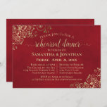 Invitation Élégant Red & Lacy Gold Mariage Répétition & Dîner<br><div class="desc">Cette belle invitation à dîner de répétition est à la fois simple et élégante. Il présente du texte doré sur un arrière - plan rouge pourpre marbré luxuriant avec des fraises en faux feuille or en dentelle ou de la filigree dans les coins. Il contient des informations sur la répétition...</div>