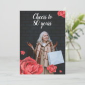 Invitation Elégant Red Rose Maman Photo 80e anniversaire (Debout devant)