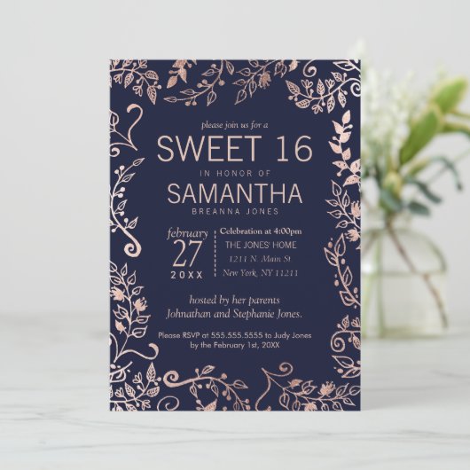 Invitation Elégant Rose bleu marine or Floral Sweet 16 Invita (Debout devant)