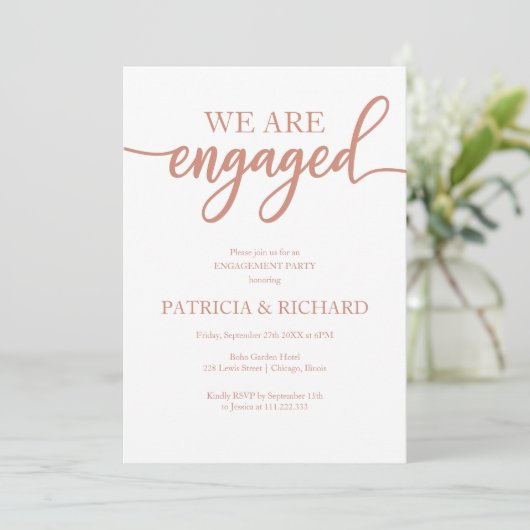 Invitation Élégant Rose Gold Script Engagement (Debout devant)