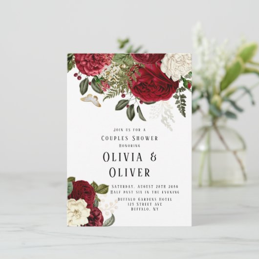 Invitation Elégant Ruby Red Peonies Couples Douche (Debout devant)