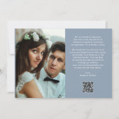 Invitation Élégant Script Bleu Poussiéreux | Code QR Juste Ma (Dos)