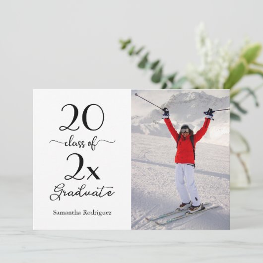 Invitation Élégant Script Classe de Photo Graduation Party (Debout devant)