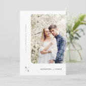 Invitation Élégant script Monogramme photo Mariage (Debout devant)