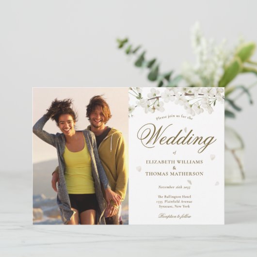 Invitation Élégant script or Blancs Blossom 2 Photo (Debout devant)