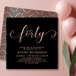 Invitation Élégant Script or Quarty Rose Noir 40e anniversair<br><div class="desc">Elegant Chic Black et Rose Gold Quarty Script 40e Anniversaire Invitation. Ce modèle d'invitation d'anniversaire moderne pour femme présente un texte élégant "quarante" dans un énorme papier d'or faux rose script de calligraphie (ou typographie) manuscrite tourbillonnant avec la police de queue d'écharpe, détails de la fête en couleur or rose...</div>