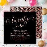 Invitation Élégant Script or vingt et un Rose 21e anniversair<br><div class="desc">Elégant Chic Black et Rose Gold Vingt et un Script 21st Birthday Invitation. Ce modèle d'invitation d'anniversaire moderne pour femme présente un texte élégant "vingt et un" dans une énorme feuille d'or faux rose script tourbillonnant calligraphie manuscrite (ou typographie) avec la police de queue d'écharpe, détails de fête en couleur...</div>
