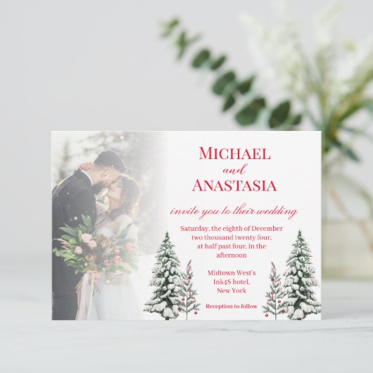 Invitation élégant script rouge pin arbre d'hiver mariage (Debout devant)